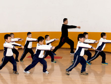 新天际幼儿教育的武术老师，正在专心的都小宝贝们强身健体的武术