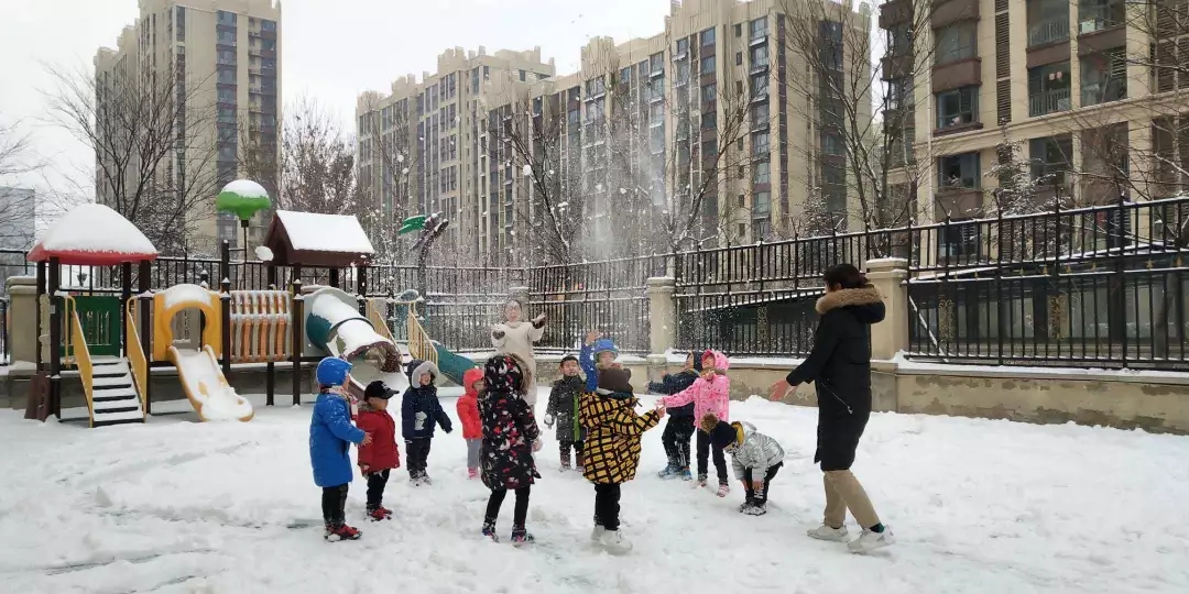 下雪的幼儿园里充满爱